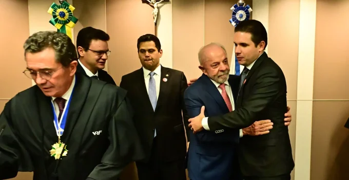 Encontro de Lula e Alcolumbre no TCU: Tensão Marca Posse de Novo Ministro em Meio a Derrotas Políticas