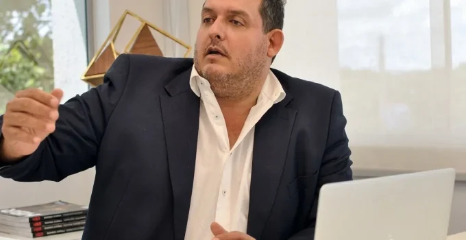 Publicitário de Flávio Bolsonaro Deixa Chefia de Marketing da Pré-Campanha em Meio a Polêmicas e Novo Nome é Anunciado