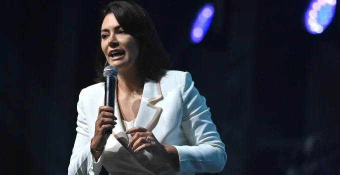 Michelle Bolsonaro chama Alexandre de Moraes de "irmão em Cristo" e "profetiza" conversão após pedido de cabeleireiro