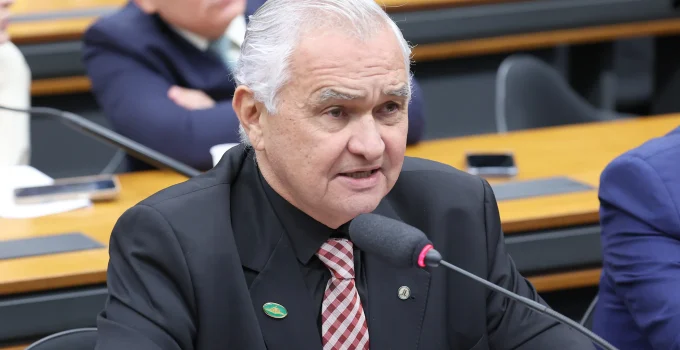 Deputados exigem afastamento de diretor-geral da PF, Andrei Rodrigues, após ausência em audiência e críticas sobre interferência em investigações