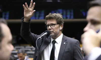 Flávio Dino dá 48 horas para Câmara explicar viagem de Mario Frias ao exterior em meio a investigação de emendas para filme de Bolsonaro