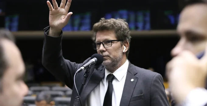 Flávio Dino dá 48 horas para Câmara explicar viagem de Mario Frias ao exterior em meio a investigação de emendas para filme de Bolsonaro