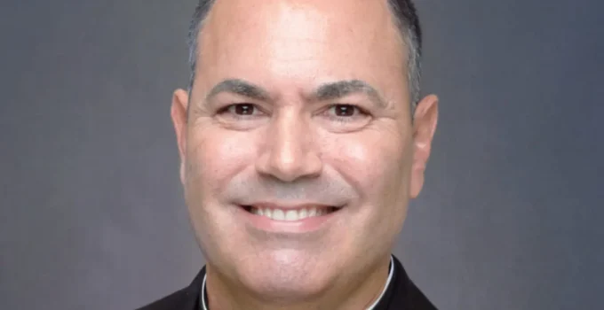Fundador da e.l.f. Cosmetics Abandona Fortuna Bilionária para Se Tornar Padre Católico e Inspirar Fiéis