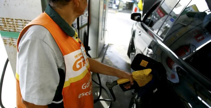 Petrobras adere a programa do governo e alivia alta da gasolina e diesel com devolução de tributos, veja o impacto