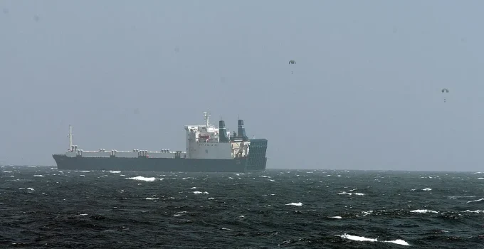 Pirataria Somalis Volta a Ameaçar o Comércio Mundial: Rotas Alternativas e Crises Geopolíticas Elevam Riscos em 2026