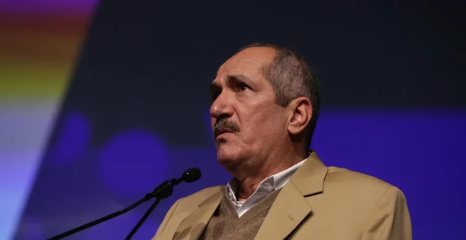 Aldo Rebelo Ignora Expulsão do DC e Insiste em Pré-Candidatura Presidencial, Diz que Decisão é Ilegal