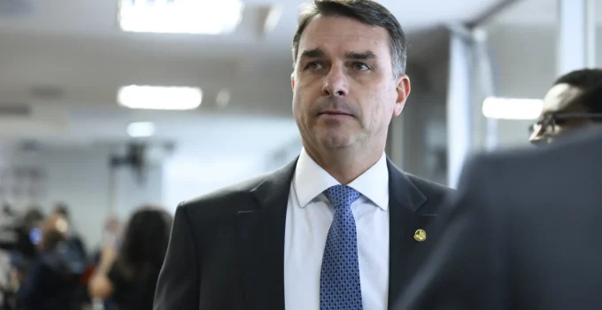 Flávio Bolsonaro busca aliança com Trump nos EUA para impulsionar pré-candidatura e conter Lula