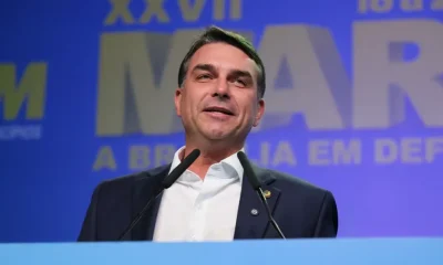 Flávio Bolsonaro nega pedido de encontro com Trump e despista jornalistas com bom humor: "Ligue para a Casa Branca"