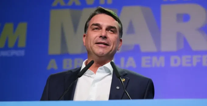 Flávio Bolsonaro nega pedido de encontro com Trump e despista jornalistas com bom humor: "Ligue para a Casa Branca"