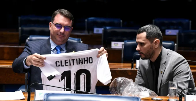 PL de Flávio Bolsonaro Descarta Apoio a Zema e Sinaliza Aliança com Cleitinho Azevedo para Governo de Minas
