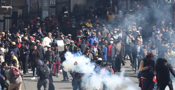Caos na Bolívia: Evo Morales é procurado pela justiça e bloqueios paralisam o país, veja os impactos