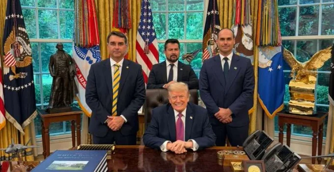 Encontro de Flávio Bolsonaro com Trump na Casa Branca gera alvoroço: direita celebra, esquerda critica e acusações de "fuga" marcam o debate