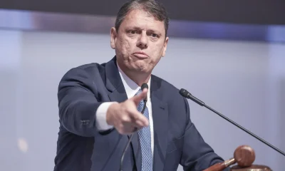 Tarcísio cobra explicações de Flávio Bolsonaro sobre visita a dono do Banco Master e nega racha: "Tenho agenda de governador"