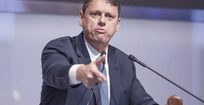 Tarcísio cobra explicações de Flávio Bolsonaro sobre visita a dono do Banco Master e nega racha: "Tenho agenda de governador"