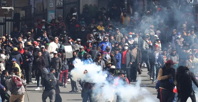 Evo Morales: Sombra Socialista Mergulha Bolívia em Caos e Desafia Presidente de Centro-Direita