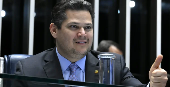 Alcolumbre promulga liberação de verbas para municípios em ano eleitoral, derrubando veto de Lula