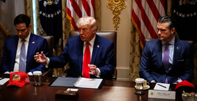 EUA intensificam bombardeios contra alvos no Irã em meio a negociações de paz e alerta de Trump