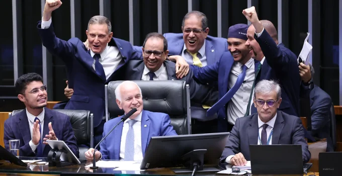 Igrejas: Câmara aprova PEC que amplia isenção de impostos para compra de bens e serviços; entenda as mudanças