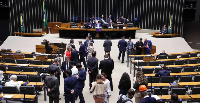 PEC das Igrejas Aprovada: Deputados dão 'sinal verde' para ampliação de isenções fiscais em votações decisivas