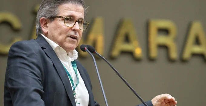 Presidente do Sindicato Médico do RS critica "inaceitável" interferência de Moraes no CFM sobre caso Bolsonaro