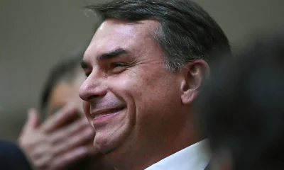 Flávio Bolsonaro comemora decisão dos EUA sobre PCC e CV como terroristas: "Grande dia" e acusa Lula de "conivente"