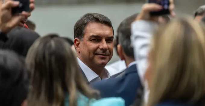 Polícia do Senado Registra BO e Pede Investigação Urgente Sobre Suposto Atentado Planejado Contra Flávio Bolsonaro; Advogada Deolane Bezerra é Apontada