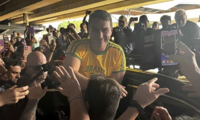Flávio Bolsonaro é recebido por apoiadores em Brasília após encontro estratégico com Donald Trump nos EUA