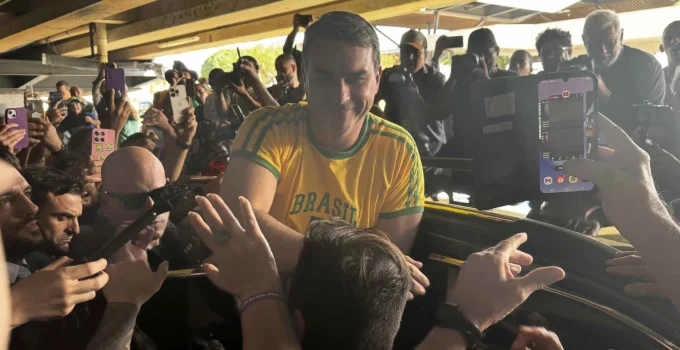 Flávio Bolsonaro é recebido por apoiadores em Brasília após encontro estratégico com Donald Trump nos EUA