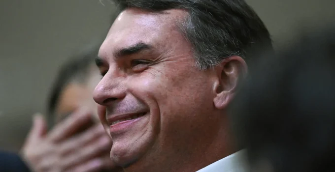 Flávio Bolsonaro propõe 80 anos de prisão para chefes de facções e critica governo federal em viagem aos EUA