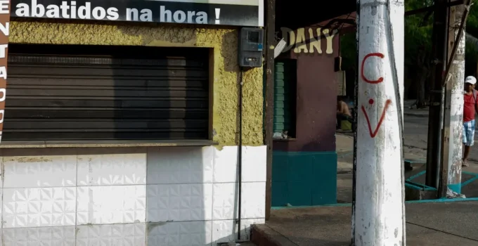 Porta-voz dos EUA desmente Flávio Bolsonaro sobre influência na lista de terroristas; Lula acusa senador de "trair a pátria"