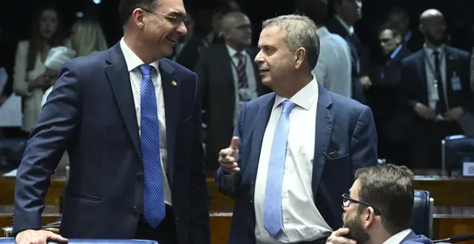 Aliados de Flávio Bolsonaro acusam esquerda de politizar combate ao crime e usar Judiciário contra governo americano