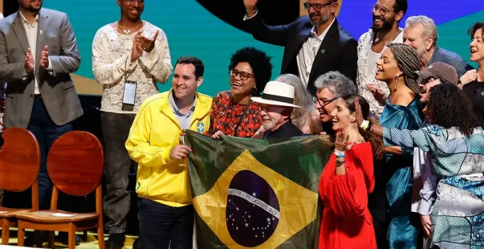 Lula defende verde e amarelo pela esquerda na Copa: "Para não deixar ser tomado por fascistas"