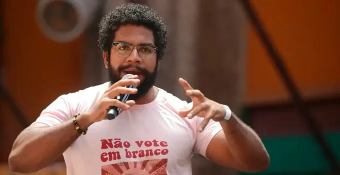 Influenciador comunista Jones Manoel deixa partido após disputa por controle de canal no YouTube e "socialização" de sua renda