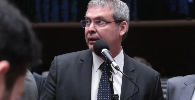 Lindbergh aciona STF e pede investigação federal sobre instituto ligado a filme de Bolsonaro e emenda de R$ 1 milhão