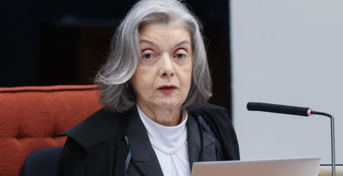 Cármen Lúcia cobra integridade de juízes em evento anti-Gilmarpalooza, alertando para riscos à democracia
