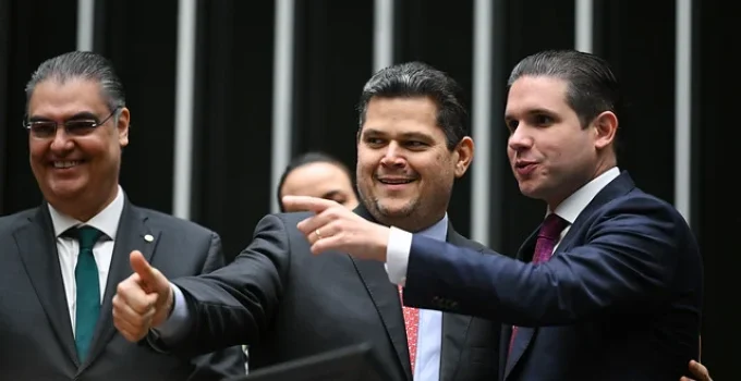 Hugo Motta e Alcolumbre: A Estratégia de Pautas Populares para Blindar o Congresso da CPI do Banco Master e Focar em 2026