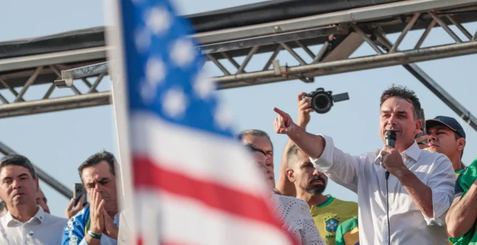 Flávio Bolsonaro e PL articulam estratégia para se desvincular do tarifaço de Trump após ataques de Lula; entenda a manobra política