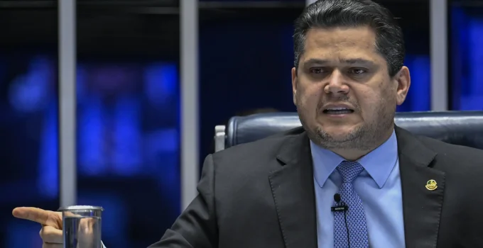 Alcolumbre se diz "agredido da direita à esquerda" e critica CPMI do Master: "Querem fazer palanque eleitoral"