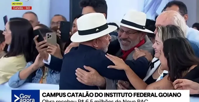 Delúbio Soares, ex-tesoureiro do PT, é abraçado por Lula em evento e se lança como pré-candidato a deputado federal: 'Somos amigos e companheiros'