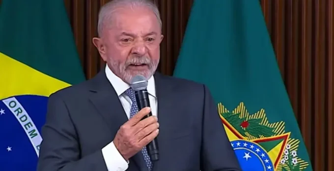 Lula acusa EUA de "interesses mesquinhos" e eleitorais em novo tarifaço e promete "não ceder"