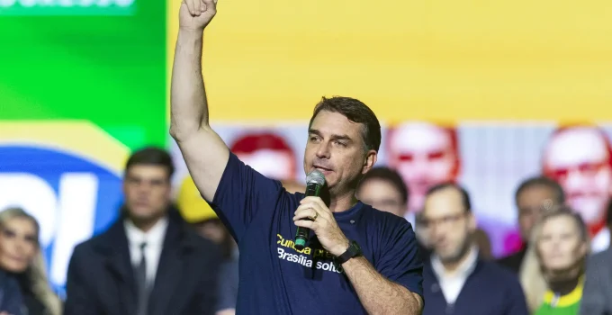 Flávio Bolsonaro promete indicar ministros "técnicos e conservadores de verdade" ao STF em eventual governo