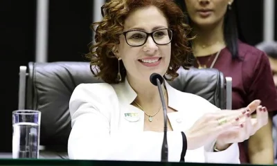 Justiça converte pena de jornalista em prisão aberta após não pagar multa por difamar Carla Zambelli