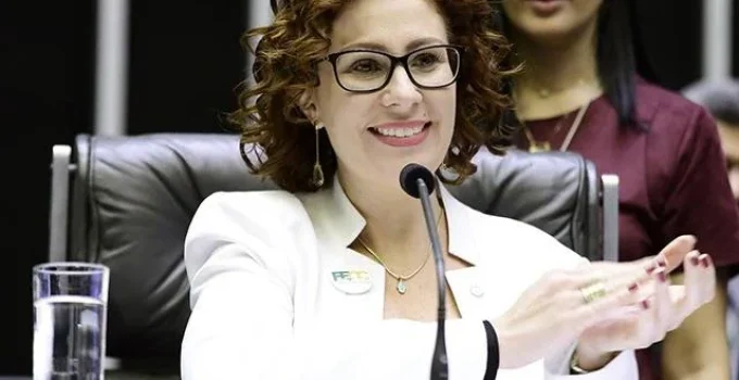 Justiça converte pena de jornalista em prisão aberta após não pagar multa por difamar Carla Zambelli