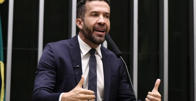 Comitiva de Lula nos EUA: Pedido de Investigação Contra Flávio Bolsonaro e Defesa do Pix Ganham Destaque