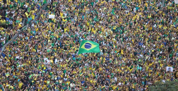 Verde e Amarelo: A Batalha Eleitoral pelas Cores do Brasil Antes da Copa do Mundo