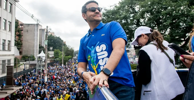 Messias na Marcha para Jesus: "Na mesa de Deus, tem lugar até para Judas", diz ministro da AGU ao lado de Flávio Bolsonaro