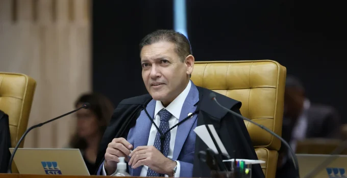 Nunes Marques Relatará Ações Cruciais: Filme "Dark Horse" e Pesquisa que Envolve Flávio Bolsonaro no STF