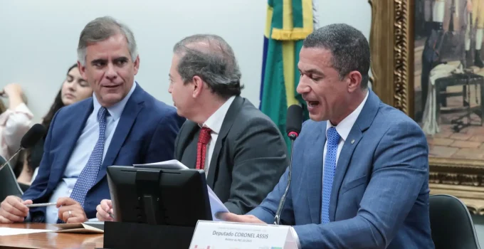 CCJ da Câmara pode votar redução da maioridade penal para 16 anos na próxima semana, veja detalhes da PEC 32/2015