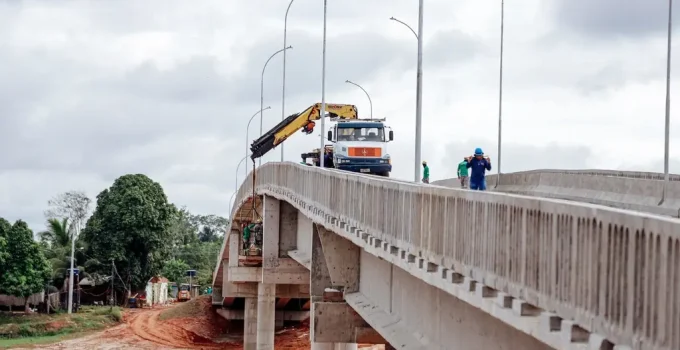 Ponte de R$ 36 Milhões Desaba no Acre: Vítimas em Estado Grave e Governo Investiga Causa de Colapso em Obra Inaugurada Há Dois Anos