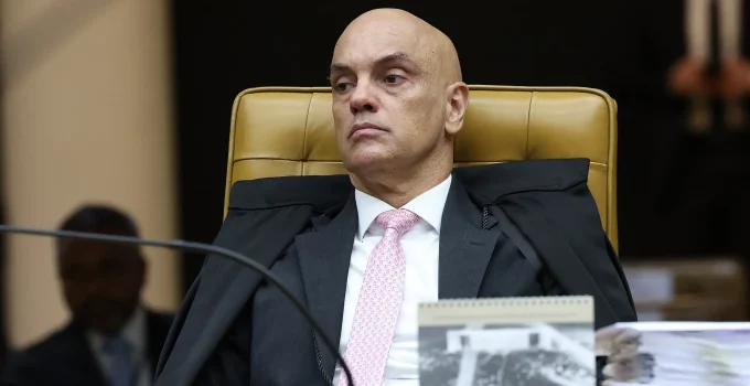 Flávio Bolsonaro pede suspeição de Alexandre de Moraes em investigação do Banco Master e filme sobre Bolsonaro